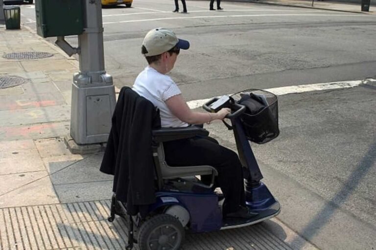 Mobility scooter turning radius